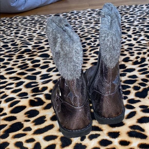 •UNLISTED•LIKE NEW PEWTER ELSA STAR LITTLE GIRLS BOOTS WITH FAUX FUR SIZE 10 - Picture 4 of 6